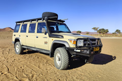 The strong Landcruiser offers six window seats (here it already stands at Deadvlei in the desert)