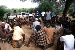 Ein großes Himba-Treffen mit John Kasaona stehend in der Mitte und Garth Owen-Smith sitzend auf der linken Seite (2000).